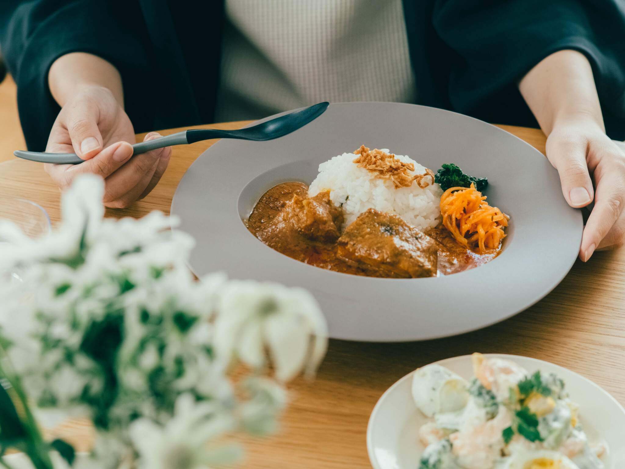 サステナブルな新素材食器の〈ARAS（エイラス）〉から、深皿、カレー