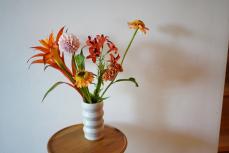 フラワーアーティストが選ぶおすすめの花瓶。夏のおうち時間をお花で彩ろう。