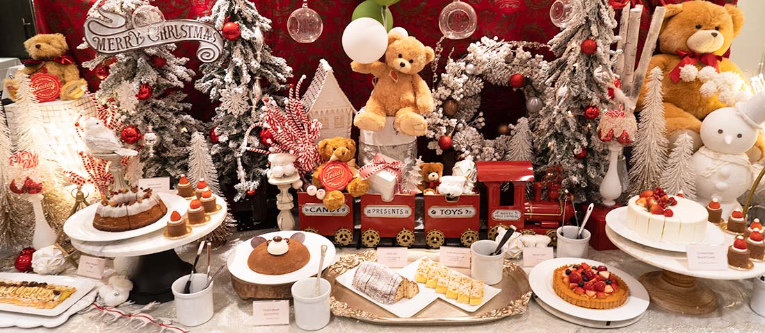 〈ザ ストリングス 表参道〉のクリスマススイーツビュッフェ『HERMANN Teddy’s Winter Wonderland』とクリスマスケーキ。