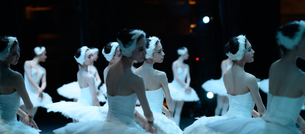 『白鳥の湖』の舞台裏に潜入！〈東京バレエ団〉の輝くダンサーを紹介します。【バレリーナ金子仁美のきれいなカラダのつくり方】
