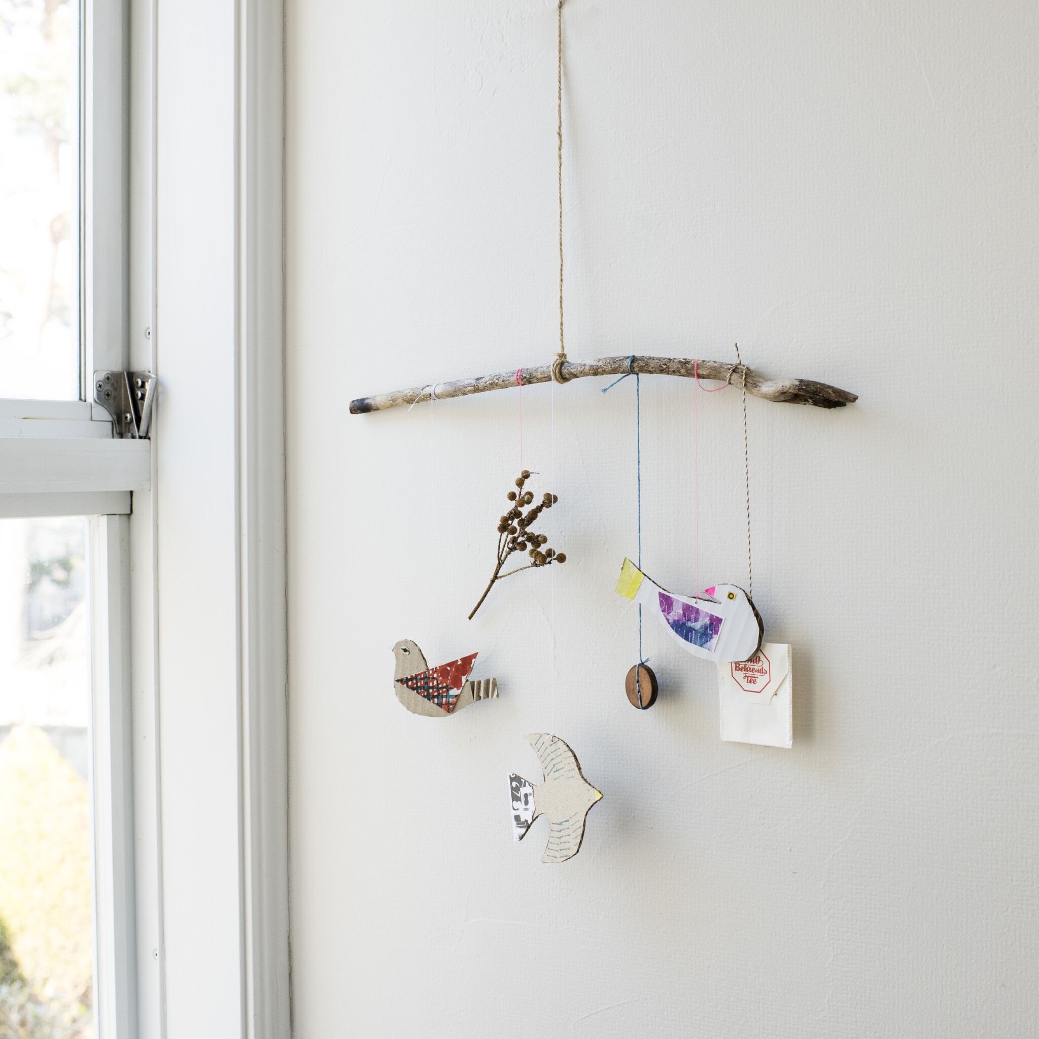 段ボールで作れる！おしゃれなオリジナル「コラージュモビール」の