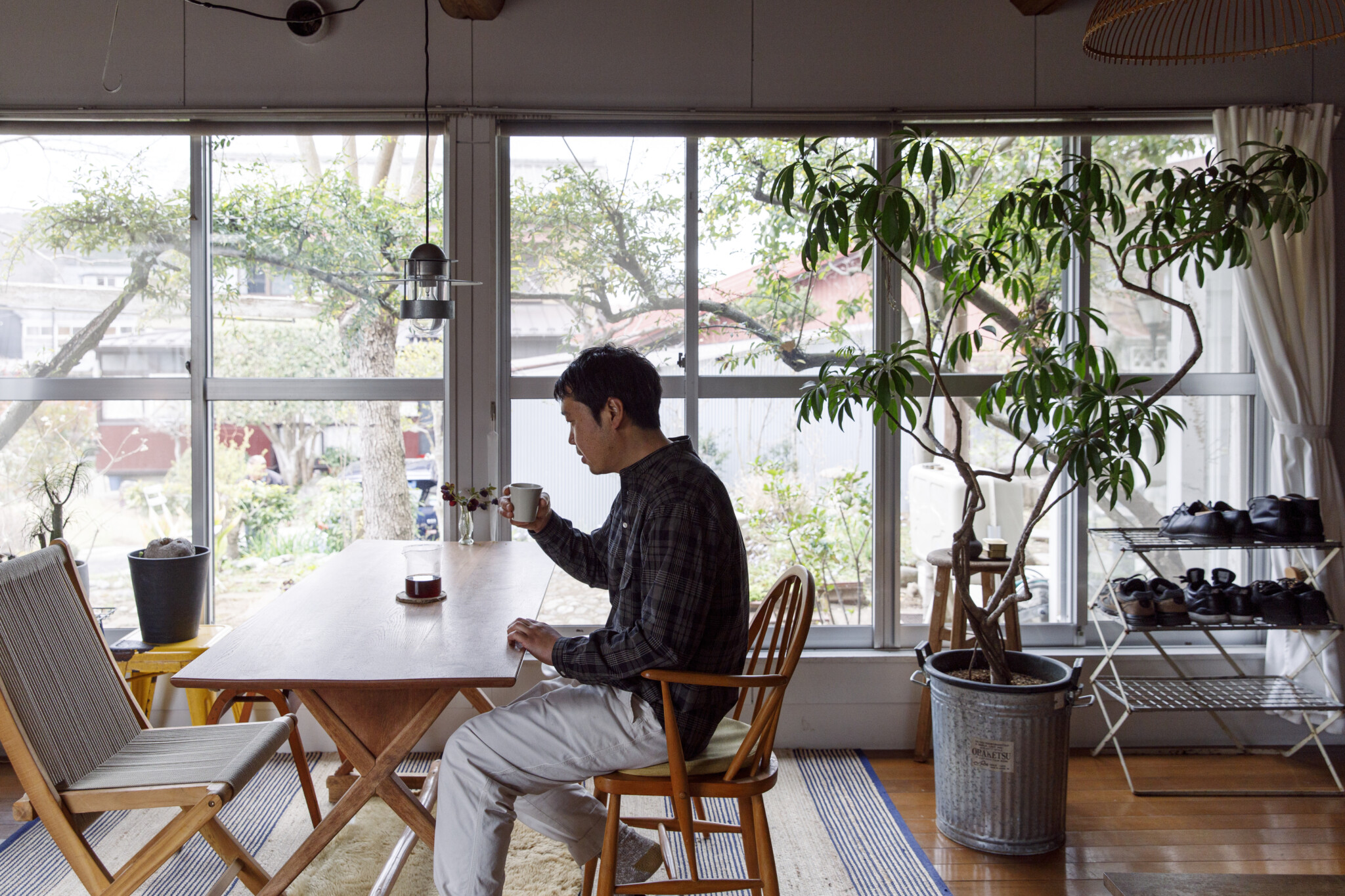 〈REFACTORY antiques〉店主・渡邉優太さんが愛するコーヒー時間。「太陽光に合わせて一息つく場所をアレンジ。」
