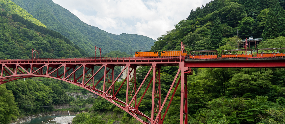 2023年に開湯100年。富山・宇奈月温泉で楽しむ絶景とトロッコ電車の旅。