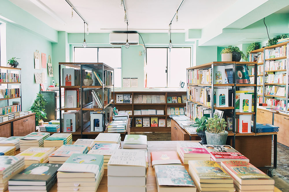 話題の本の著者であり、書店員の花田菜々子さんが高円寺に開いた、〈蟹ブックス〉へ。