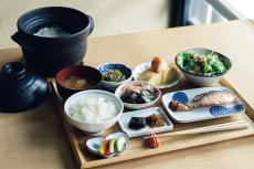 少し早く起きた朝の過ごし方 | 京都の憧れの朝食、3分で完了エクササイズなど朝活5選