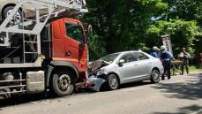 速報　軽乗用車、乗用車、トラックの３台が絡む事故　乗用車の２人が病院搬送　北海道千歳市