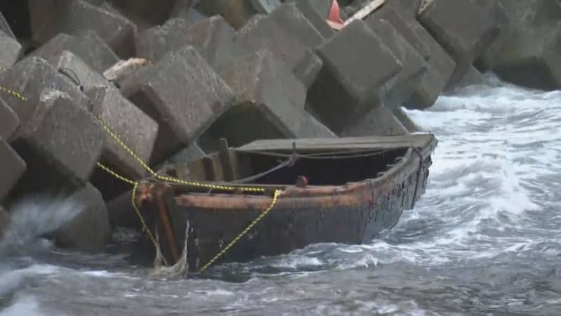 速報　北海道の海岸で無人の木造船見つかる　船体に文字のない“不審船”　船には海藻が付着　長い間漂流していたか　北海道知内町