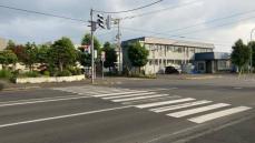 自転車に乗った90歳の男性が押しボタン式の信号機がある横断歩道で乗用車にはねられる　頭部から出血があり病院へ搬送　北海道旭川市