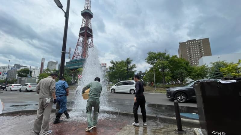 札幌市のテレビ塔の直近で約25分の“水柱”、歩道のマンホールから水道水が噴き出す…公園のスプリンクラーに不具合、バルブ交換作業が原因か