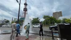 速報　札幌市中心部のテレビ塔の間近で“水柱”…公園のスプリンクラーの不具合でバルブ交換中、歩道のマンホールから水道水が噴き出したか