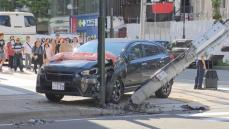 【速報】札幌中心部の繁華街で乗用車が暴走、信号機に衝突し支柱が倒壊　警察がけが人の有無などを調査中