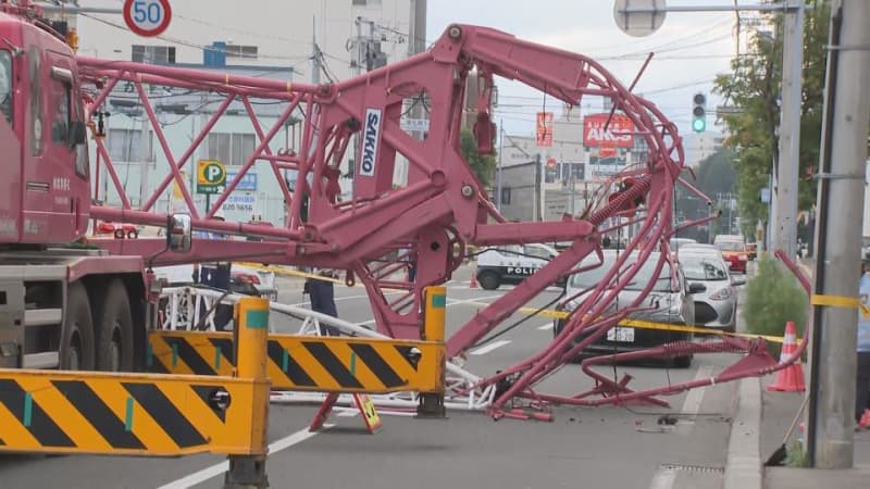 ドラレコに衝撃映像、70トン級の大型クレーン車が倒れる瞬間…道路を塞ぐも巻き込まれた人や車なし、アーム部分を伸ばしたまま進行して倒れたとみて捜査　札幌市白石区