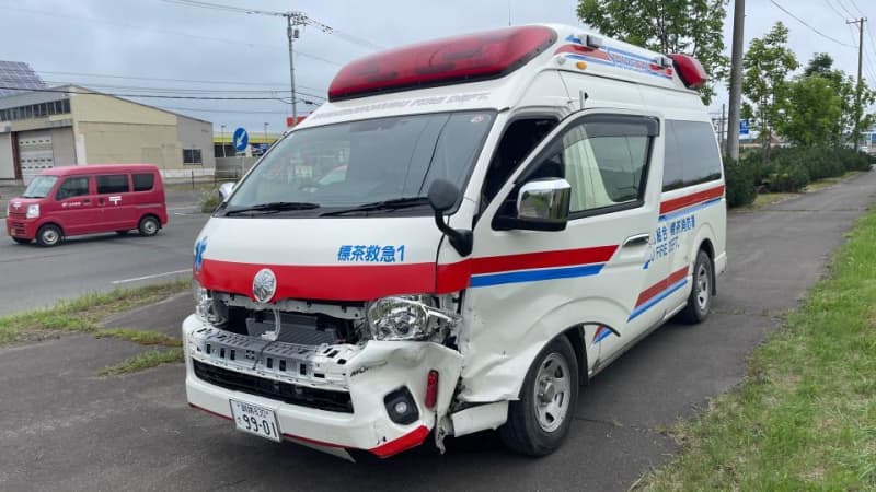 速報　救急車と乗用車が交差点で衝突、もともと搬送中の患者ら２人病院へ…救急車はサイレン鳴らして赤信号、乗用車は青信号で交差点に入って衝突か　北海道東部の釧路町