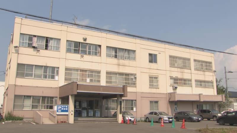 「車と歩行者の人身事故です」の通報だったが…前方に立つ知人男性に向かって車を発進の疑い、その場で逮捕の27歳の自称・土木業「車で殺そうと思って、やった」 北海道江別市