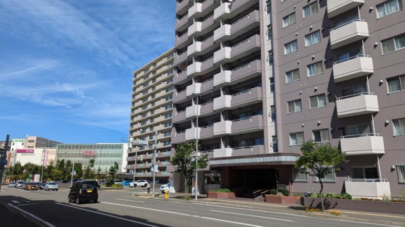 「建物から人が落ちてきた」白髪混じりの男性死亡、マンションの高層階から歩道に転落とみて捜査　近くにＪＲ桑園駅などの札幌市中央区