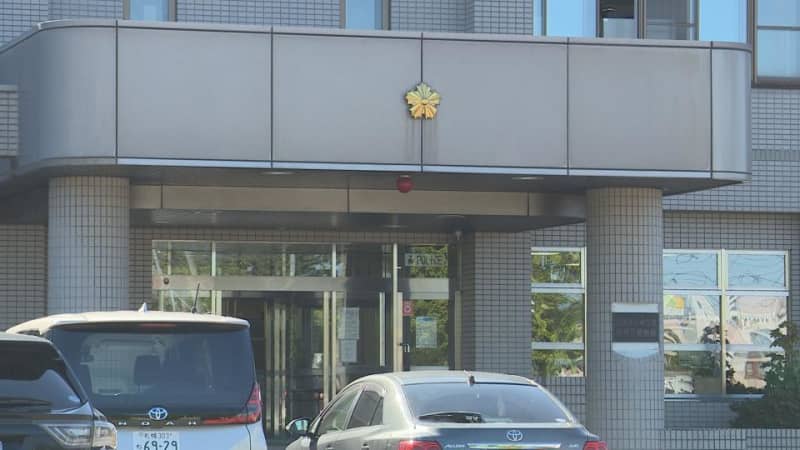 ＪＲ列車内で隣に座った10代女性の耳を…「耳を舐められた」と被害届　暴行容疑で逮捕されたのは、面識のない47歳の女「よく覚えていない」