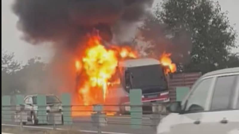 速報　道央自動車道で、札幌⇒新千歳空港の高速バスが炎上…乗客と乗員13人は避難してけがなし、恵庭IC⇔北広島ICが約７時間通行止めに　走行中にエンジン付近から出火