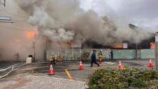 速報 「炎と煙が見える」早朝の飲食店ビルで火災、火元は１階の蕎麦屋か…男性従業員１人搬送、店舗やホテルなどが建ち並ぶ繁華街の一角　北海道釧路市