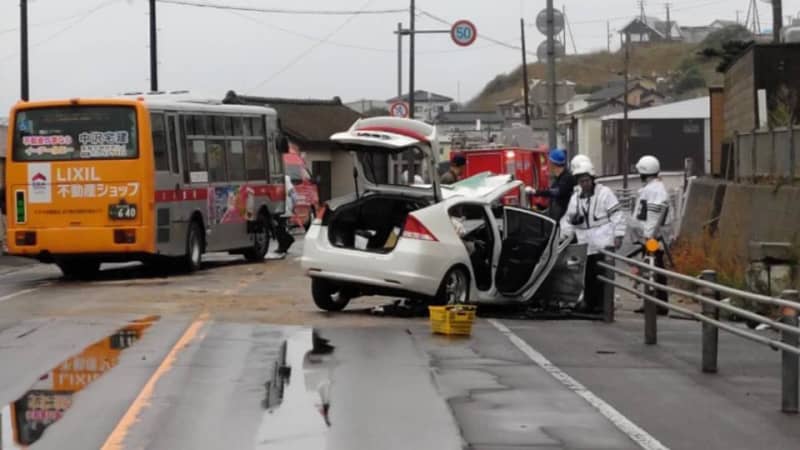 意識不明の22歳女性が死亡　路線バスと正面衝突の乗用車を運転　バスの乗客乗員19人が負傷　雨で路面湿潤の緩いカーブ　北海道函館市