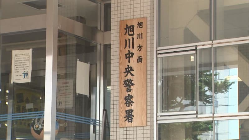 旭川“３．６街”の居酒屋で居合わせた36歳の女性の隙を狙い、カウンターに置かれた財布から１万円を…防犯カメラに抜き取る姿　55歳の男「盗んでいない」