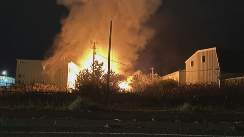 「向かいの家が燃えている、火柱が見える」木造平屋建てとみられる住宅で火事　性別不明の遺体見つかる　北海道登別市