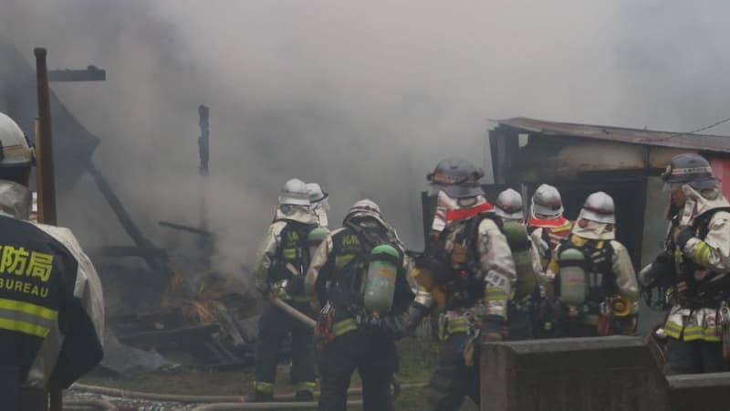 「空き家から黒煙が出ている」早朝の住宅火災で消防車22台が出動し約１時間半後に鎮圧、隣家の壁も熱で損傷　けが人情報なし　札幌市北区新琴似