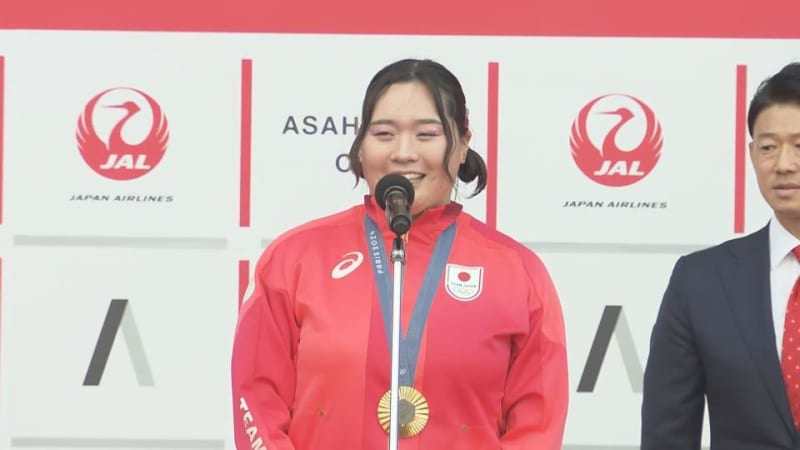 おかえりなさい！金の笑顔、北口榛花選手に地元旭川市が沸く　オリンピック後初の帰郷で“凱旋パレードスタート”母校の後輩『We Are The Champions』で先導