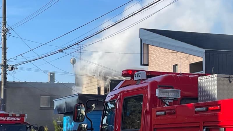 「２階の窓から煙が見える」と近隣住民が119番通報　２階建て住宅から出火　住人とみられる１人を救出　意識不明の重体で病院搬送　札幌市厚別区