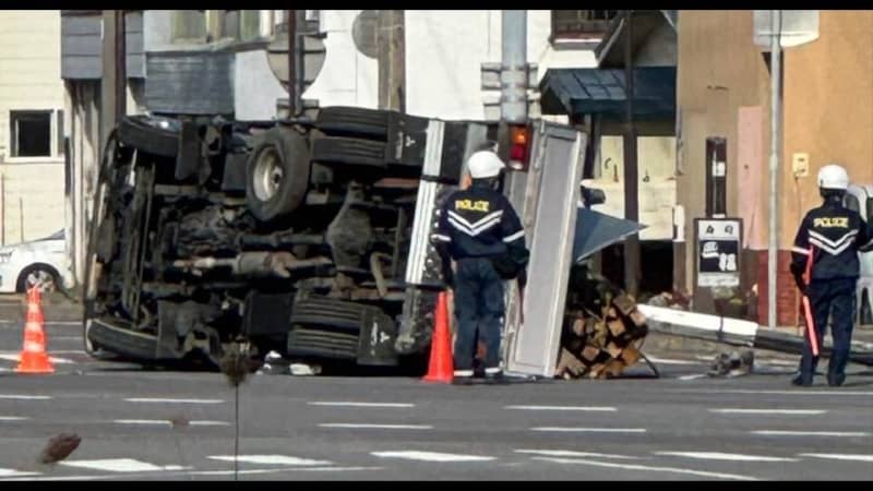 クレーンのアームが電線にひっかかりトラック横転　取材中の27歳男性記者に激高し顔面殴打　その場で逮捕の54歳運転手の男「写真撮影している記者に腹が立った」