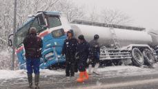 タンクローリーが路外逸脱　雪道でスリップか…反対車線側の路外へ、車体が大きく傾く　巻き込まれた人や車なし　北海道中川町・国道40号線