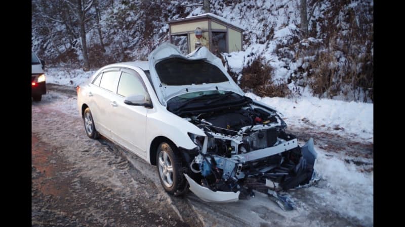 走行中のトレーラーからタイヤ２本が外れ、うち1本が反対車線の乗用車に衝突　ナットが緩んでいたか　北海道平取町