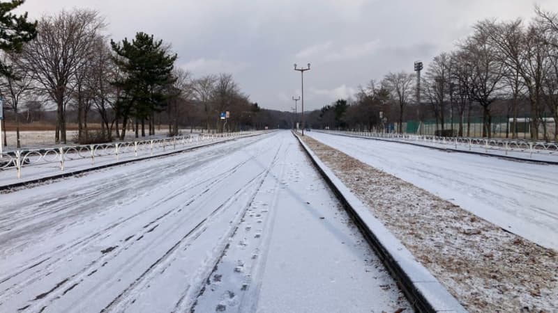 車道を歩いていた80代くらいの女性が乗用車にはねられる　足を骨折した疑いで病院搬送　北海道苫小牧市