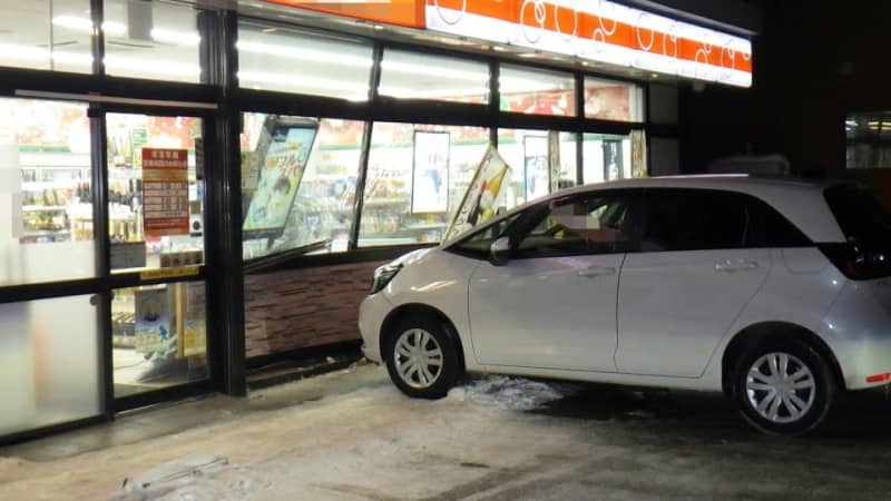 コンビニに乗用車突っ込む　運転の70代男性、駐車の際アクセルとブレーキを踏み間違える　北海道旭川市