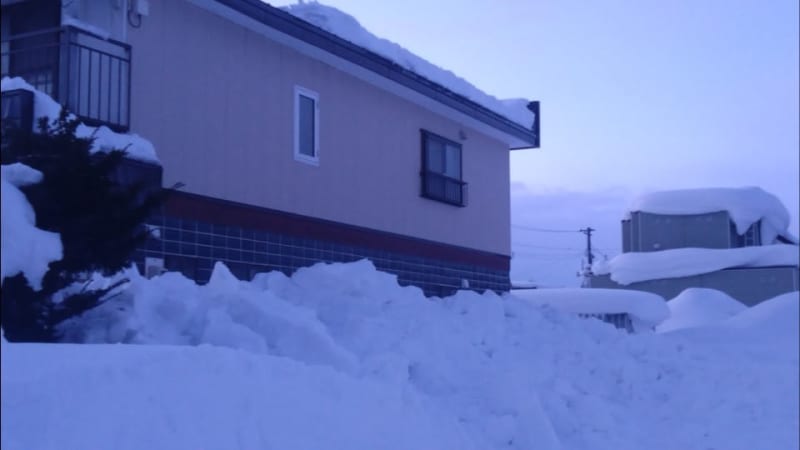 屋根の雪下ろし作業中に５ｍの高さから転落　50代男性が心肺停止　命綱は未装着　8日午後4時の積雪113㎝の北海道岩見沢市