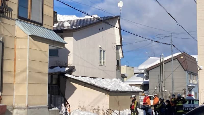 速報「除雪をしていた親族がいない…」落雪に巻き込まれたか　雪の中から男性を救助するも意識不明で病院搬送　北海道旭川市