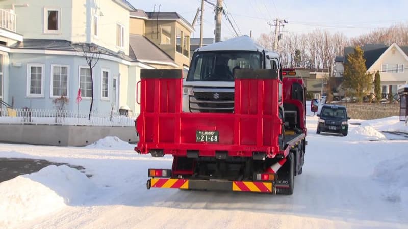 凍結した路面でスリップか　軽乗用車がT字路で交差点で電柱に衝突し、後部座席の30代女性が意識不明　運転していた40代男性も重傷　札幌市清田区