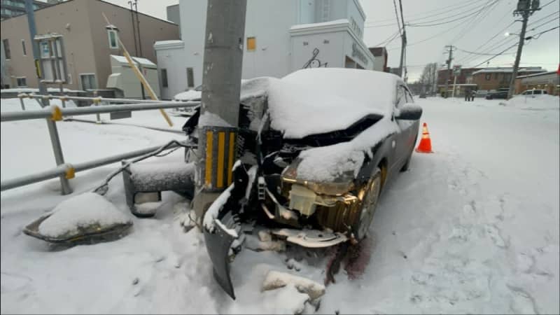 乗用車が反対車線側の電柱に衝突　車運転の50代男性死亡　札幌市南区の市道