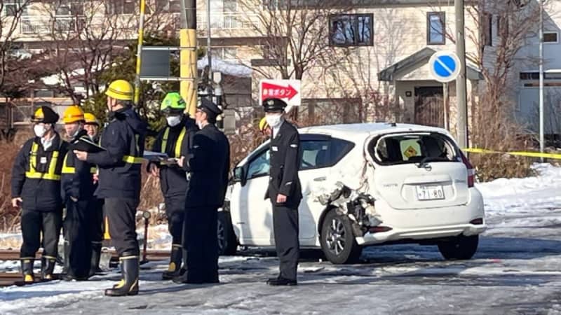 速報　JR室蘭線　踏切で普通列車と乗用車衝突　登別⇔東室蘭で運転見合わせ　15本運休　北海道登別市