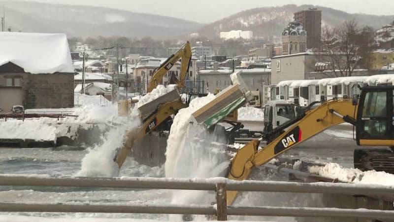 【大雪】“坂の街”の豪快な雪処理　真冬の小樽港でショベルカーがド派手にバシャバシャと海を撹拌　春には浚渫作業でクリーンに　北海道小樽市