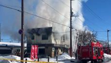 速報　千歳市のラーメン店「じらいや」から出火か　店舗兼住宅で火事　30代男性が病院搬送　消火活動続く