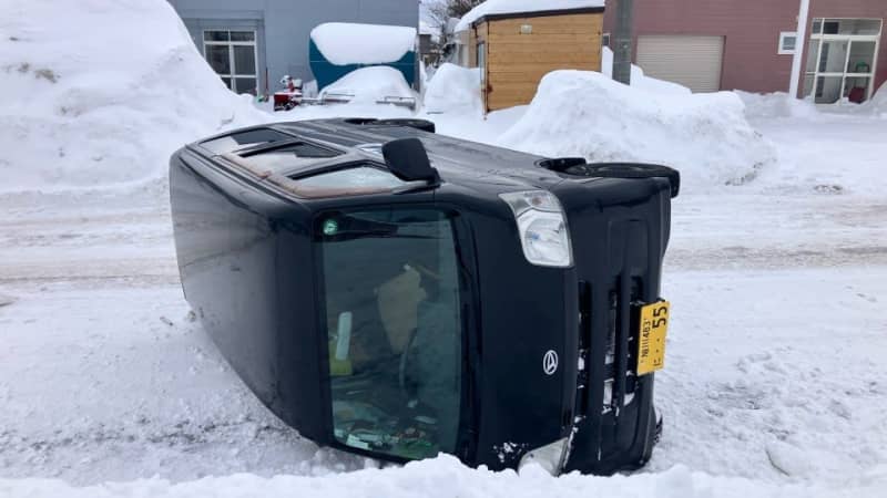 軽乗用車が道路脇の雪山に乗り上げて横転　運転していた70代男性が意識もうろう、妻は腰に痛みで病院搬送　北海道稚内市