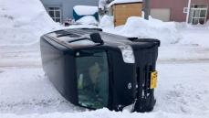 軽乗用車が道路脇の雪山に乗り上げて横転　運転していた70代男性が意識もうろう、妻は腰に痛みで病院搬送　北海道稚内市