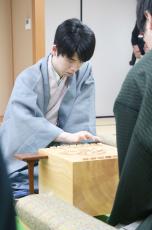 藤井聡太七冠が棋聖戦Ｖ５！　２１歳１１か月で最年少永世記録を５３年ぶり更新