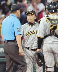 【阪神】岡田彰布監督が山本貴球審に抗議、６回の二塁フォースプレーに関することか