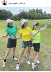 めっちゃ美脚！潮田玲子さん、ミニのゴルフウェア姿にくぎ付け「この組のキャディーさんが羨ましい！」