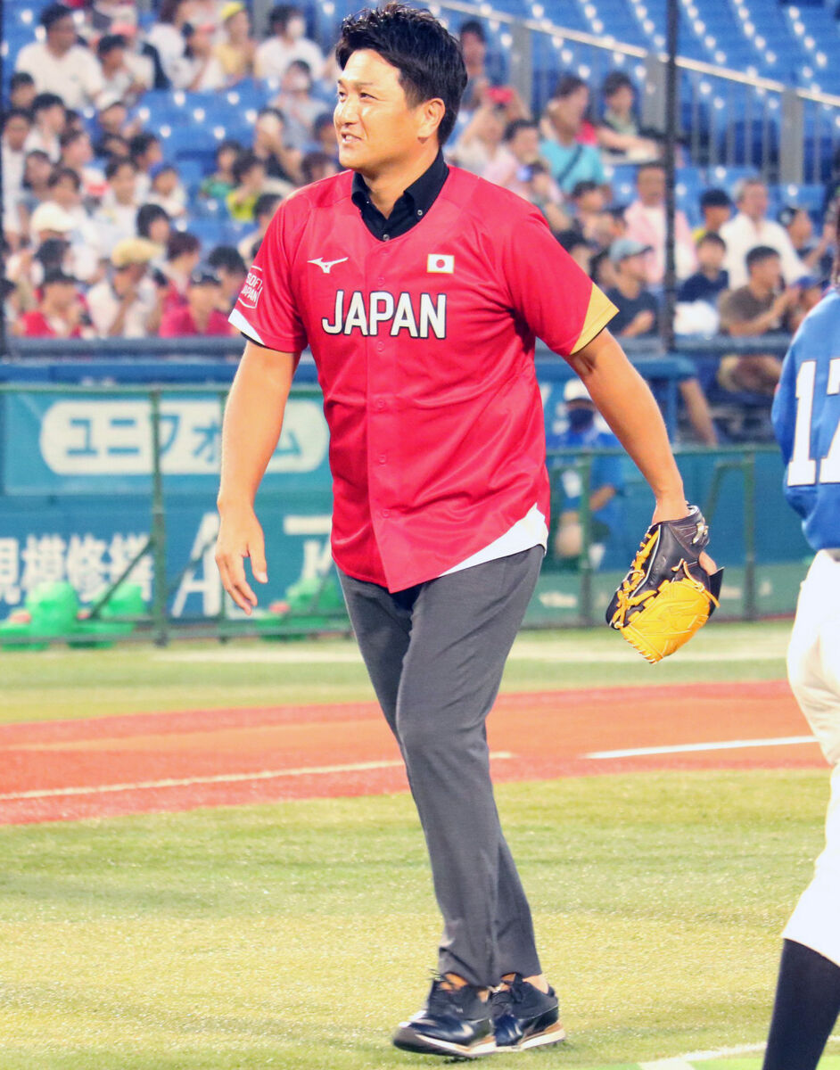 高橋由伸氏がソフトボールの始球式　人生初の下手投げ…ホームベースに届かず