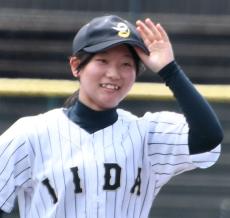【高校野球】石川大会が開幕…被災した飯田の南芽依マネジャーが始球式