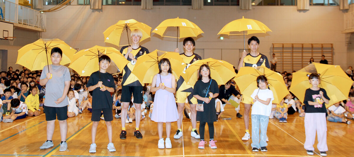 バレーボール　北海道イエロースターズが小学校にイエロー傘贈呈活動