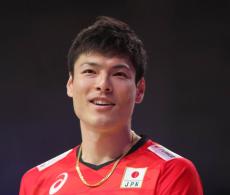 バレー男子日本代表がポーランドに大金星も高橋健太郎が担架で負傷退場…五輪出場に影響はない見込み