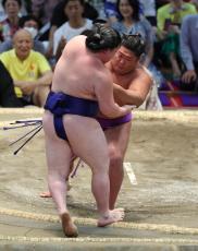 尊富士が復帰後２連勝　時疾風を一気に押し出し　「下がったら怒られる。前へ出る相撲を」